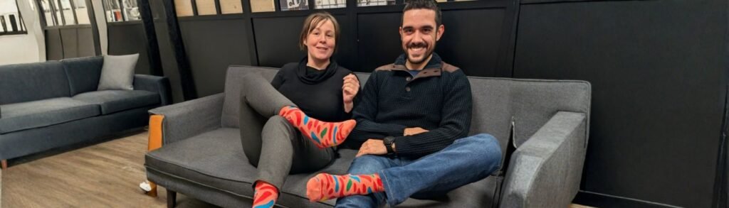 Découvrez les chaussettes personnalisées OSE Communication, une création unique de notre équipe dans notre boîte de communication Bordeaux.